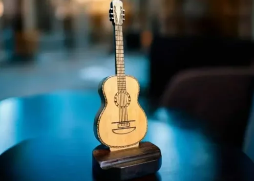 Support Smartphone en Bois Guitare